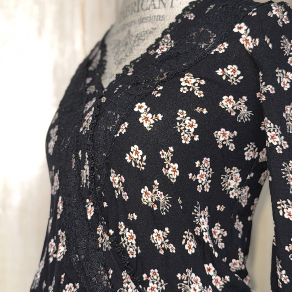 Mi Ami Floral Lace Trim Blouse - Picture 3 of 5